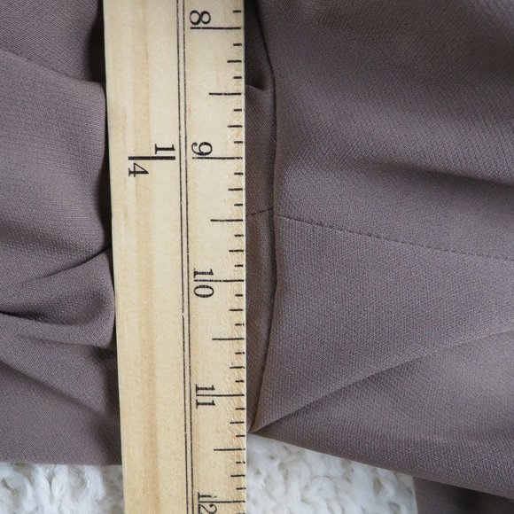 Banana Republic* Women's Pleated Side Zipper Closure Multipocketed Shorts~Size 2 - Picture 5 of 10